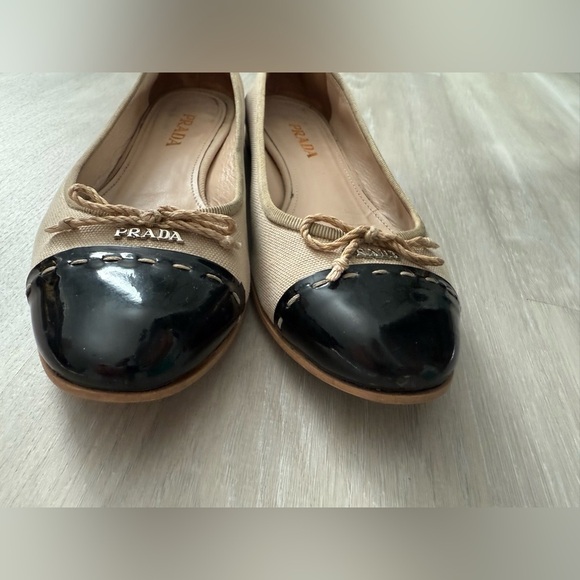 Prada Beige Black Leather Ballet Flats Slip On Size 8.5 Bow Accent Cap Toe - Picture 7 of 10